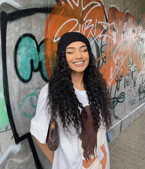 Curly Hair Beanie, Curly Hair With Beanie, Beanie Hairstyles, 2000s Streetwear, Money Clothes, Look Legging, Curly Hair Styles Easy, Black High Waist, Long Wavy Hair