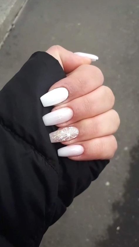 White Nails Acrylic Inspiration, Christmas White Nails Acrylic, Off White Christmas Nails, White Winter Nails Coffin, White Xmas Nails Short, White Xmas Nails Acrylic, White Acrylic Christmas Nails, White Christmas Nail Designs Snow Flake, Christmas Nails Milky White