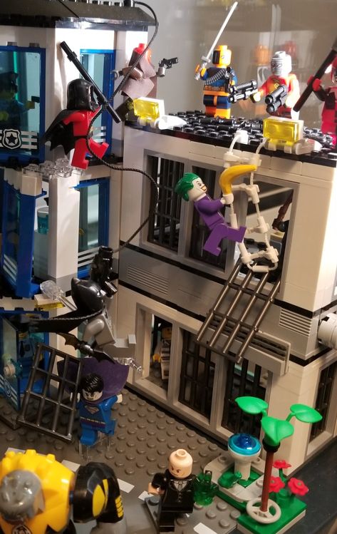 DC LEGO Batman VS Joker Jail Break Lego Batman Moc, Batman Vs Joker, Custom Minifigures, Lego Custom Minifigures, Lego Mocs, Lego Creative, Lego Lego, Lego Dc, Cool Lego Creations