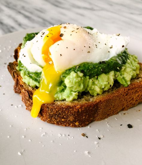 Cooking Poached Eggs, Making Pesto, Poached Eggs On Toast, Poaching Eggs, Eggs On Toast, Homemade Pesto Sauce, Perfect Poached Eggs, Fluffy Scrambled Eggs, Healthy Keto Diet