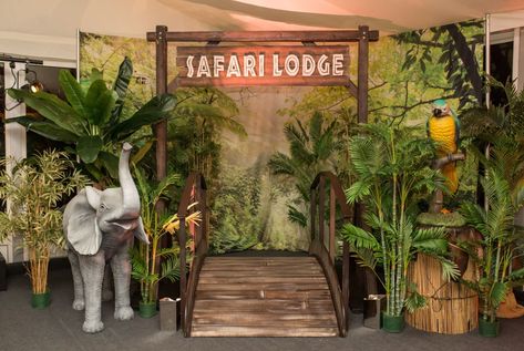 Rainforest Theme Birthday Party, Jungle Theme Party Decor, Jungle Theme Entrance Decor, Jungle Event Decor, Jumanji Decoration Ideas, Jumanji Themed Party, Jungle Theme Party Decorations, Birthday Jungle Theme Decoration, Jungle Theme Event