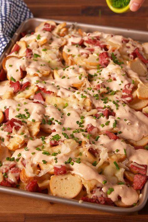 Reuben NachosDelish Game Day Food Football Appetizers, Football Appetizers Easy, Irish Appetizers, Super Bowl Appetizers, Reuben Recipe, Boiled Dinner, Football Appetizers, Irish Recipes Traditional, Superbowl Appetizers