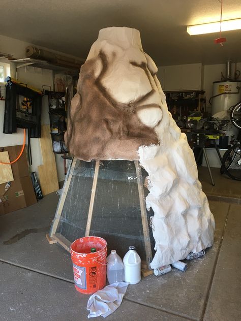 Started with 2x2's and chicken wire. Scrunched up heavy brown paper for rock formations and covered that with plaster cloth. Diy Volcano Stage Prop, Vbs Dinosaur Theme, Dinosaur Vbs Decorations, Dinosaur Vbs, Moana Jr, Mystery Island, Homecoming Floats, Jurassic Park Party, Jurassic Park Birthday