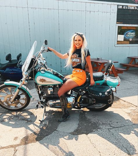 Western Motorcycle Outfit, Motorcycle Rally Outfit, Biker Mom Outfit, Biker Country Outfit, Biker Cowgirl Outfit, Harley Davidson Outfits Woman Baddie, Women’s Biker Outfits, Outfits For Motorcycle Ride For Women, Western Biker Style