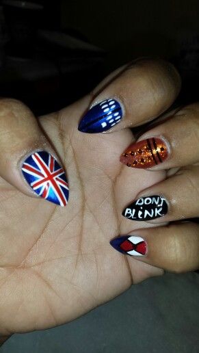 Doctor who themed nails! #doctorwho #dalek #daleks #don'tblink #matttennant #tardis #uk #flag #timelord #nails #blink #weepingangel Doctor Who Nail Art, Dr Who Nails, Loki Nails, Doctor Who Nails, Nerdy Nails, Mani Ideas, Themed Nails, Diy Acrylic Nails, Uk Flag