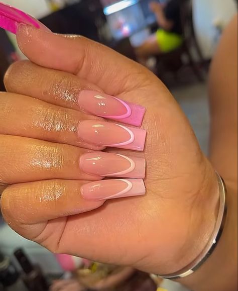 Gradient Pink Nails French Tip, Ombre Nails With French Outline, Pink Ombre Nails French Tips, Pink Outline French Nails, Pink And White French Tip Ombre Nails, Ombré French Tip With Design, Pink Ombré French Nails, Ombré Nails French Tip, White French Tip Nails With Pink