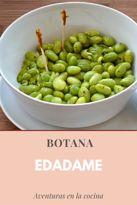 Esta receta de edamame es muy sencilla de preparar y se puede clasificar como botana saludable ya que el edamame es cocinado al vapor y sazonado con sal, pimienta y chile en polvo Edamame