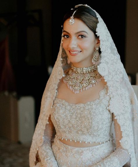 White Lehanga Design Bride, White Bride Indian Wedding, Engagement Outfit For Bride, White Indian Bride, White Lehenga Bridal, Unique Bridal Looks, Engagement Outfits For Bride, White Lengha, White Bridal Lehenga