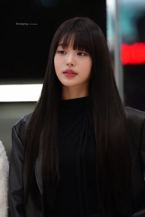 Wonyoung Pics, Hairstyle Girl, Korean Hairstyles, Girl Trends, Beauty Games, Korean Hairstyle, Hairstyles With Bangs, Maquillaje De Ojos, Every Woman