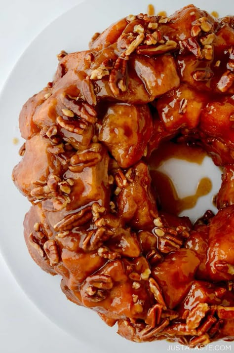 Easy Pecan Monkey Bread - Just a Taste Pecan Monkey Bread, Easy Sticky Buns, Bread Pull Apart, Easy Monkey Bread, Cinnamon Roll Monkey Bread, Monkey Bread Recipe, Easy Pizza Dough, Just A Taste, Breakfast Sweets