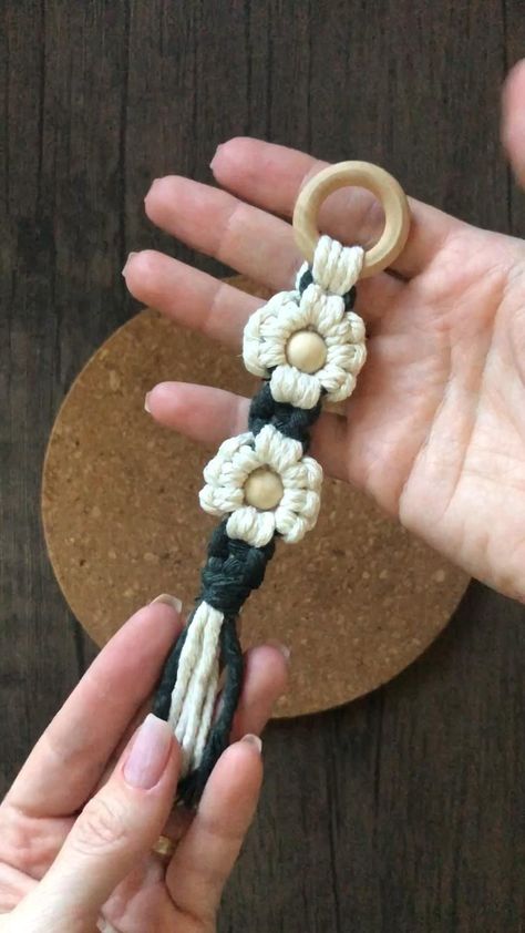 Diy Macrame Flower, Macrame Flower Keychain, Basic Knots, Simpul Makrame, Pola Macrame, Macrame Flower, Free Macrame Patterns, Macrame Plant Hanger Tutorial, Macrame Plant Hanger Patterns