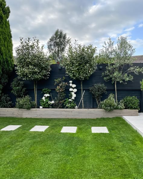 Garden Design Rectangle, Fence Border Garden, Small Garden Inspiration Simple, Simple Garden Borders, Front Garden Fence Ideas Uk, Black Fence Garden, New Build Garden Ideas Uk, Garden Panelling, Long Garden Design