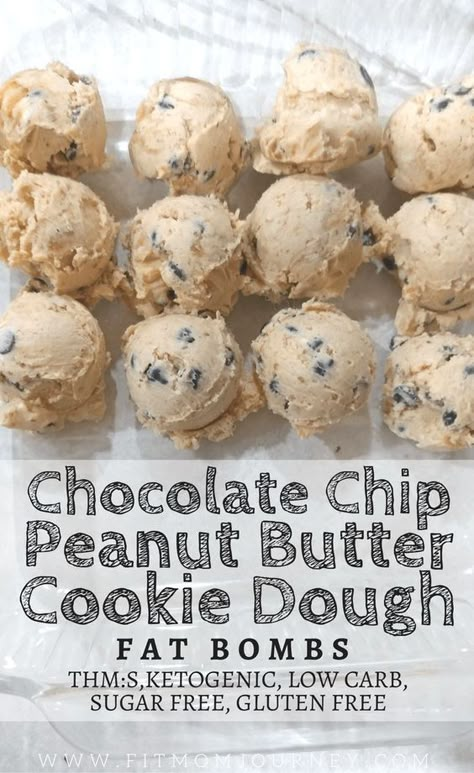 Looking for a quick and tasty recipe to help you get more fat in your diet? Make these no-cook Chocolate Chip Peanut Butter Cookie Dough Fat Bombs that are THM:S, Low Carb, Ketogenic, and Sugar Free! #lowcarb #lchf #keto #ketogenic #ketogeniclifestyle #trimhealthymama #sugarfree #glutenfree #fatbomb Dolce Poche Calorie, Desayuno Keto, Desserts Keto, Peanut Butter Cookie Dough, Fat Bomb, Peanut Butter Chocolate Chip Cookies, Fat Bomb Recipe, Low Carb Dessert, Cooking Chocolate