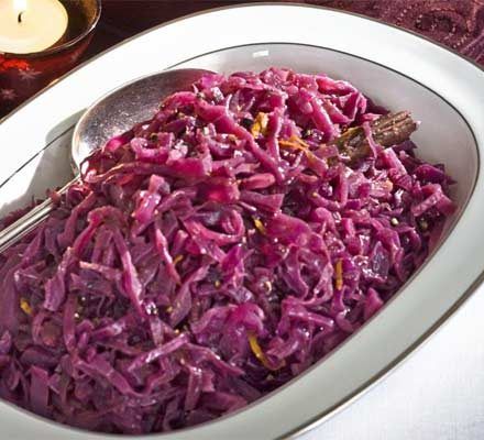 Christmas red cabbage Spiced Red Cabbage, Cooked Red Cabbage, Classic Christmas Recipes, Veggie Options, Red Cabbage Recipes, Braised Red Cabbage, Purple Onion, Cooked Cabbage, Christmas Spices