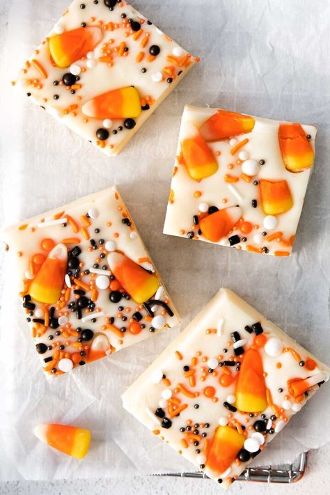 This easy Halloween fudge recipe is made with just 3 ingredients and simply topped with favorite festive sprinkles and candy corn! It's the best no-bake treat for Halloween parties! Cute Halloween Treats For Kids, Easy Halloween Party Treats, Halloween Fudge, White Chocolate Fudge Recipes, Gluten Free Pumpkin Spice, Easy Halloween Snacks, Easy Halloween Party, Easy Halloween Food, Fudge Recipes Easy