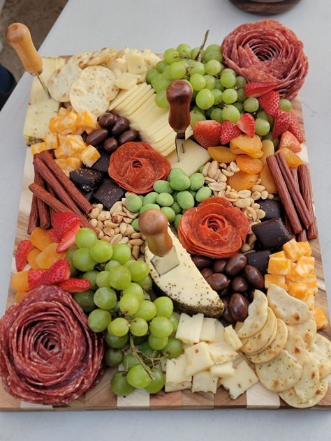 Big hit for parties ! You can add items you know your guests would like and people will like to munch on it . Charcuterie Appetizers, Cheese Gifts, Party Food Buffet, Catering Ideas Food, A Charcuterie Board, Charcuterie Inspiration, Charcuterie Platter, Party Food Platters, Snack Board