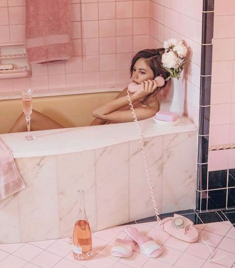 This Week: 10 Things We Love Lately 05.05.17 Pink Tub, I Need Vitamin Sea, Tout Rose, Happy Week End, Deco Rose, Talking On The Phone, Vintage Bathrooms, On The Phone, Trendy Bathroom