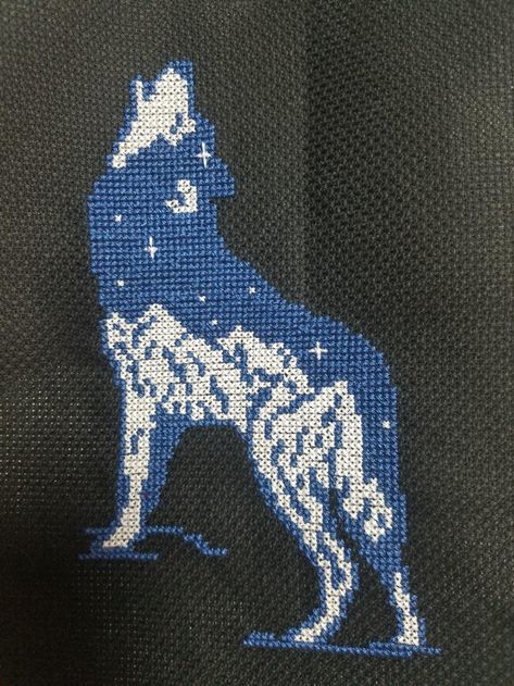 Wolf Knitting Pattern, Wolf Cross Stitch Pattern Free, Cowboy Poncho, Wolf Cross Stitch, Pokemon Cross Stitch Patterns, Native Beading Patterns, Crochet Shawl Pattern Free, Crochet Wall Hangings, Seed Bead Patterns