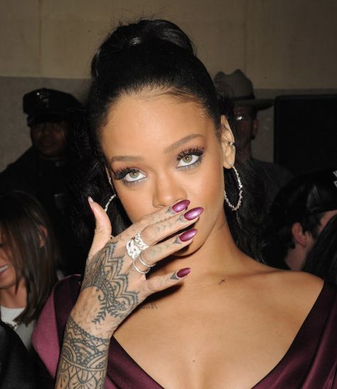 CC Rihanna Fashion Outfits, Rihanna Hand Tattoo, Rihanna Nicki Minaj, Rihanna Tattoo, Rihanna Style, Bad Gal, Rihanna Fenty, Hand Tattoo, Zac Posen