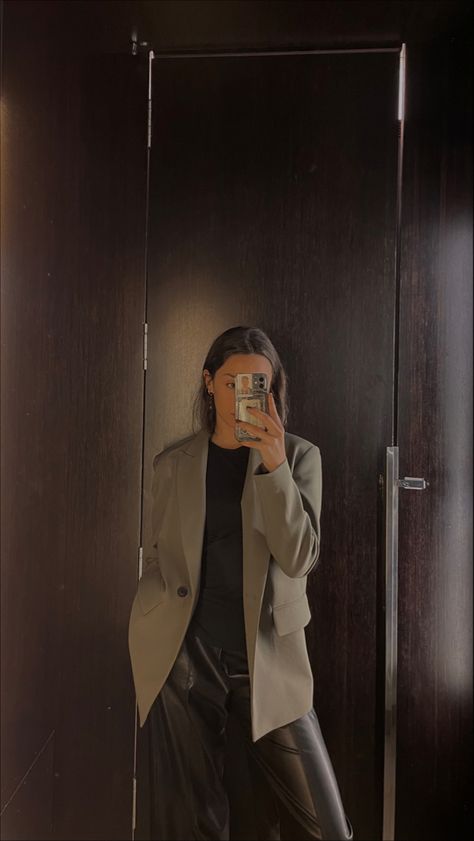 Green Zara Blazer Outfit, Zara Khaki Blazer, Olive Jacket Outfit Women, Khaki Green Blazer Outfit Women, Green Blazer Work Outfit, Green Blazer Aesthetic, Olive Green Leather Pants Outfit, Olive Green And Black Outfit, Blazer Verde Outfit