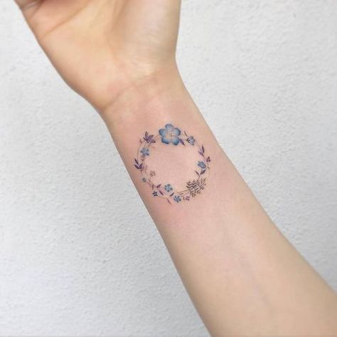 Flower wreath tattoo on the right inner wrist. Flower Wreath Tattoo, Anklet Tattoo, Tatoo 3d, Circular Tattoo, Tattoo On Wrist, Wreath Tattoo, Ankle Bracelet Tattoo, Pisces Constellation, Circle Tattoos