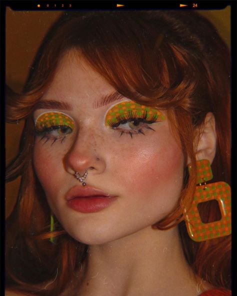 Orange Makeup Aesthetic, Emily Riboflavin, 70s Inspired Makeup, Chola Aesthetic, Hippie Makeup, Orange Makeup, Makeup Inspired, Indie Makeup, Mod Look