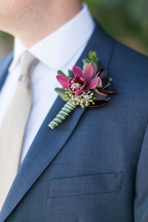 Pink And Purple Wedding Flowers, Boutonniere Simple, Bridesmaids Dresses Purple, Wedding Groom Boutonniere, Boutonniere Boho, Boho Boutonniere, White Wedding Flowers Bouquet, Orchid Corsage, Simple Boutonniere