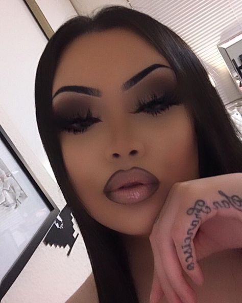 ONE & ONLY on Instagram: “S0LiD BiTCHES D0N’T CRUMBLE 🤎” Chicana Makeup, Chola Makeup, Makeup Is Life, Glam Makeup Look, Dope Makeup, Eye Makeup Designs, Edgy Makeup, Makeup Eye Looks, Creative Eye Makeup