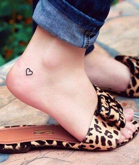 Coloured Tattoos, Unique Tattoos With Meaning, Simple Unique Tattoos, Heel Tattoos, Tattoo Klein, Tattoo Design For Women, Sacred Heart Tattoos, Simple Tattoos For Women, Small Heart Tattoos