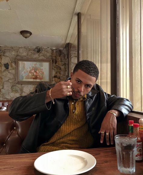 Dinner Table Photoshoot, Diggy Simmons Style, Diggy Simmons, Mode Poses, Street Fashion Men Streetwear, Men Streetwear, Mens Outfit Inspiration, Black Men Fashion, Men Fashion Casual Outfits