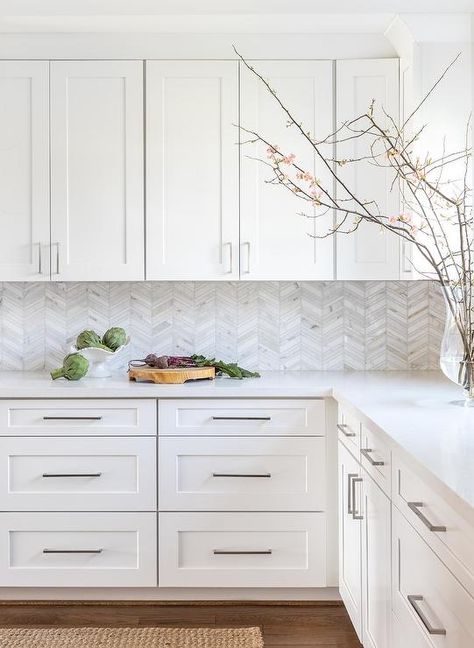 White Transitional Kitchen, White Shaker Kitchen, Shaker Kitchen Cabinets, Kitchen Backsplash Designs, Timeless Kitchen, Classic Kitchen, White Kitchen Design, White Cabinetry, House Design Kitchen