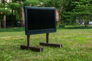 Portable Tv Stand Ideas, Diy Outdoor Tv Stand, Tv Console Diy, Outdoor Tv Stand, Diy Tv Stand Ideas, Diy Hout, Portable Tv Stand, Outdoor Tv Enclosure, Rolling Tv Stand