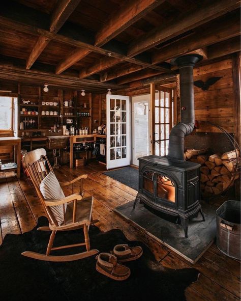 Cozy Log Cabin, Casa Country, Cabin Interiors, Cabin Living, Little Cabin, Log Cabin Homes, Small Cabin, Cabin Style, Cabins And Cottages