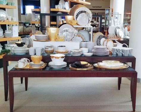 Lovely dinnerware display paired with gold accents Homeware Display, Bedding Display, Dinnerware Display, Tableware Display, Visual Merchandising Displays, Retail Displays, Village Shop, Boutique Decor, Candle Aesthetic