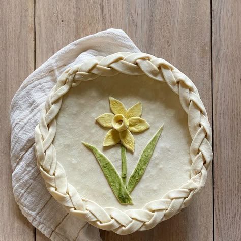 Kylie on Instagram: "a daffodil birth flower for my march babies. 🫶🏻" Daffodil Birth Flower, Pretty Pie Crust, Pie Crust Art, Autumn Meals, Crust Designs, Cottagecore Recipes, Easter Pie, Pie Decoration, Pie Crust Designs