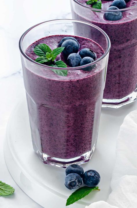 Cold, refreshing and sweet, my vegan Blueberry Smoothie is everything I want out of a blended breakfast. Best of all, it takes just a few minutes to throw together! Blueberry Smoothie Recipe Healthy, Almond Milk Smoothie Recipes, Smoothie Benefits, Blueberry Smoothie Recipe, Smoothie Popsicles, Blueberry Smoothie, Creamy Smoothies, Healthy Blueberry, Vegan Blueberry