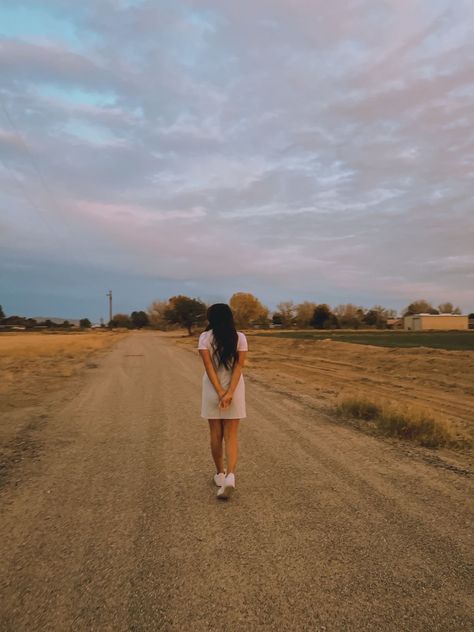 Sunset Pictures Poses Field, Country Road Photoshoot, Photoshoot On Road, Middle Of The Road Photoshoot, Dirt Road Photoshoot, Farm Picture Ideas, Road Photoshoot, Farm Picture, Sunset Photoshoot Ideas