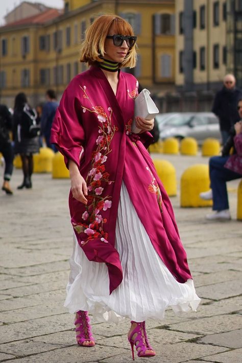 A Pleated Skirt and Silk Robe as a Top | For more style inspiration visit 40plusstyle.com Kimono Outfits, Simple Spring Outfits, Top Street Style, Kimono Outfit, Mode Kimono, Street Style 2016, Silk Coat, Silk Sleeveless Top, Silk Outfit