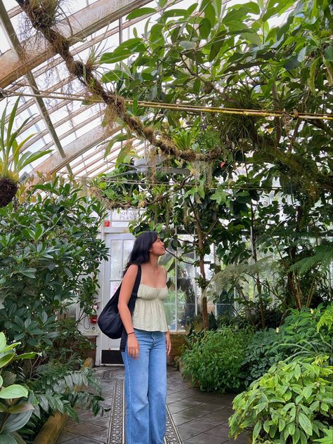 Plant Mom Outfit, Botanical Garden Photo Shoot, Garden Photo Shoot, Green Ootd, San Francisco Pictures, Conservatory Of Flowers, Ootd Poses, San Francisco Photos, Areas Verdes