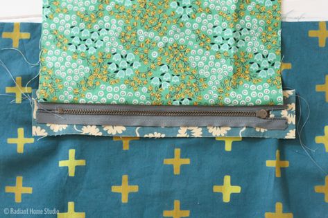 Diy Bag With Pockets, Zipper Pocket Tutorial, Sewing Zippers, Sewing Shed, Pocket Tutorial, Zipper Tutorial, Sewing Coat, Sewing Pockets, Diy Travel Bag