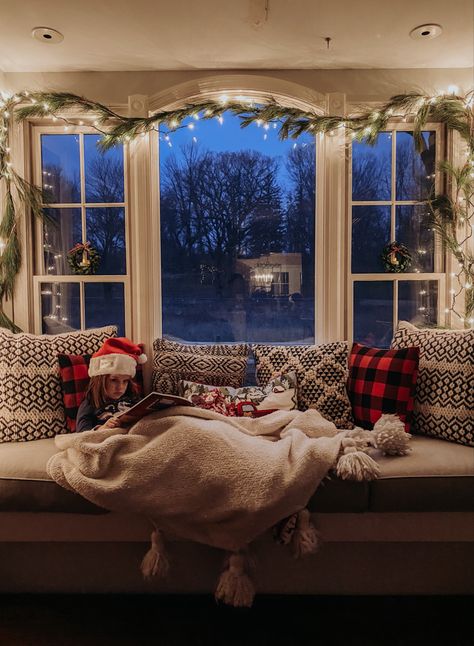 Window garland decor, window decor, #farmhouse #farmhousedecor #farmhousechristmasdecor #christmasdecor Window Seat Christmas Decor, Window Garland, Window Seat Kitchen, Behind Couch, Christmas Decorations For The Home, Christmas Window, Farmhouse Christmas Decor, Garland Decor, Country Christmas