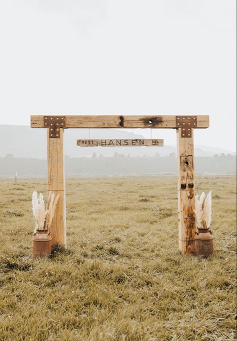 Western wedding arch Western Arbor Wedding, Western Wedding Arches, Western Wedding Photo Booth, Western Wedding Arbor, Western Wedding Send Off, Yellowstone Themed Wedding, Western Wedding On A Budget, Classy Western Wedding Decor, Western Wedding Food