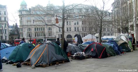 In 2013, as many as 100 tent cities existed across America, even in Alaska and Hawaii. Freedom is the one main reason people choose a tent city over a shelter. A homeless shelter can have strict rules such as limited visitors, curfew, no alcohol, and employment requirements. A tent city doesn’t have such stipulations. Some people who are homeless say a shelter is “one step away from jail.” Instead, tent cities crop up so people can have some sense of freedom, even if it means living in poverty a Homeless Shelter Volunteer, Shelter For Homeless, Homeless Encampment, Homeless Tent City, Form Of Government, Tent Living, Australian Bush, Homeless People, Homeless Shelter