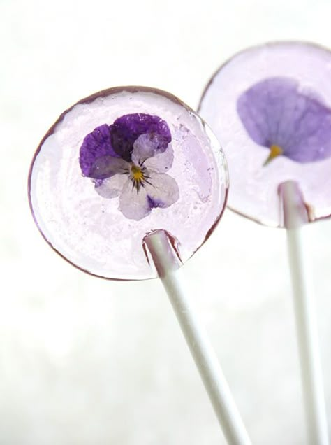 favorite edible flowers.  They are all fairly well-known (easy to find) and add a certain something when used sparingly in dessert.   •Basil    •Chamomile   •Hibiscus (you can also find these at specialty markets -or online -packed in syrup!)   •Johnny-jump-ups    •Lavender   •Marigolds   •Pansies    •Roses   •Violas    •Violets Flower Lollipops, Lollipop Recipe, Snacks Für Party, Flower Food, Edible Flowers, Spring Flower, Food Design, Pansies, Lollipop