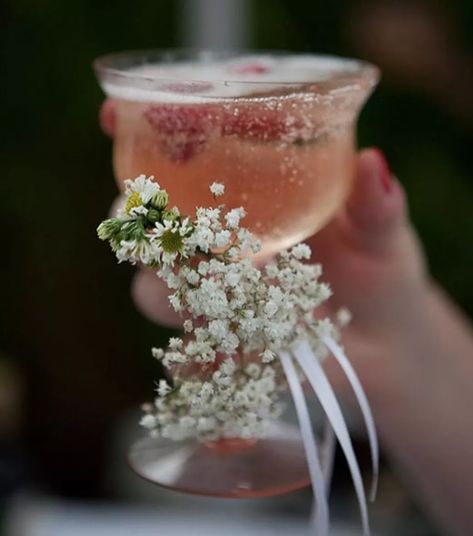 Wedding Guest Etiquette, Wedding Etiquette, Baby S Breath, Mors Dag, Deco Floral, Baby's Breath, Wedding Food, Decoration Table, Wedding Bells