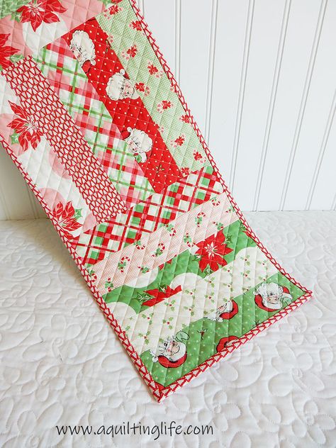 Swell Christmas Table Runner Swell Christmas, Fun Table Runner, Christmas Table Runner Pattern, A Quilting Life, Quilted Table Runners Christmas, Table Runner Tutorial, Table Topper Patterns, Christmas Quilt Patterns, Quilted Table Runners Patterns