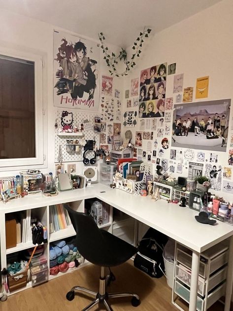 Japanese Dorm Room Aesthetic, Desk Ideas With Mirror, Desk Ideas College, Gorpcore Room, Room Inspiration Anime, Room Ideas Aesthetic Desk, Room Ideas With Desk, Desk Ideas Pink, Vintage Desk Ideas