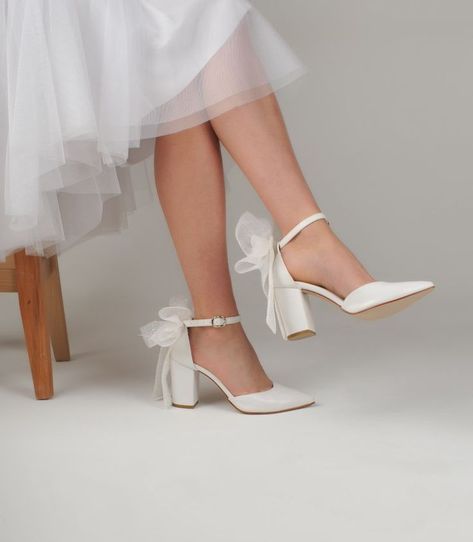 Wedding Shoes Bride Simple, Bridal Shoes With Bows, Wedding Shoes For Dancing, White Bridal Shoes Low Heel, Bridal Chunky Heel, White Heels Comfortable, Wedding Shoes With Bow On Back, Close Toed Bridal Shoes, White High Heels With Bows