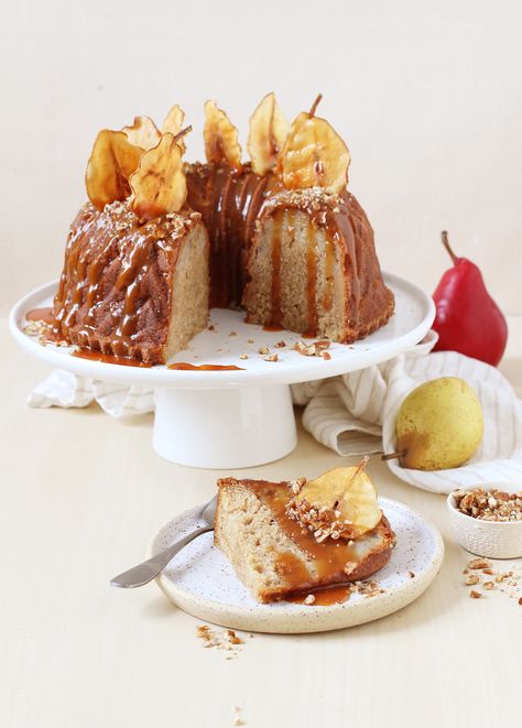 This festive, aromatic spiced pear bundt cake cake is a spectacular centerpiece for any and all fall, winter, and holiday gatherings. Pear Bundt Cake, Christmas Bundt Cake, Asian Pear, Homemade Holiday Gifts, Ard Buffet, Spiced Pear, Apple Chips, Salted Caramel Sauce, Bundt Cakes Recipes