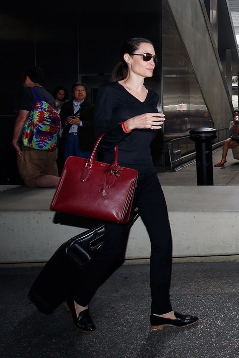 The actress, director, and November cover star steps out in an elevated take on geek chic. Lawyer Style, Angelina Jolie Style, Celebrity Airport Style, Jolie Pitt, Everlane Shoes, Beyonce And Jay, Travel Shoes, New Fashion Trends, Airport Style